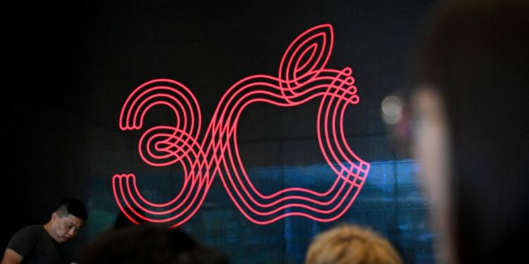 Apple Fans Celebrate 30 Years of Apple's Arrival in China